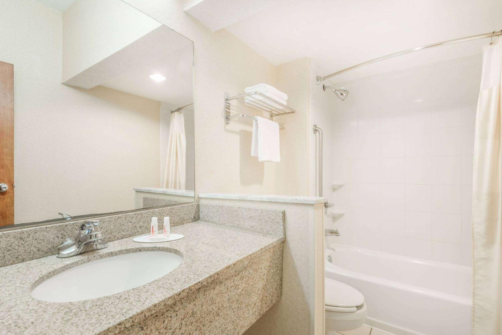 Baymont By Wyndham Greensburg Ngoại thất bức ảnh